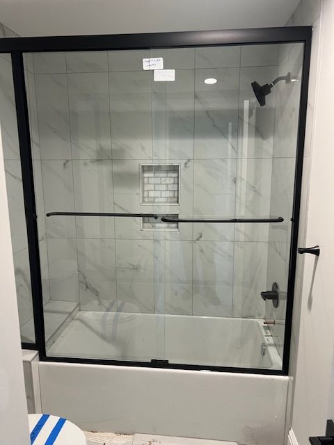 full bath featuring enclosed tub / shower combo