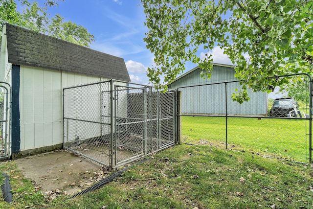 view of yard with an outdoor structure