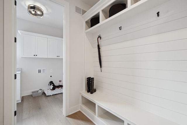 mudroom with visible vents, light wood-style flooring, and baseboards