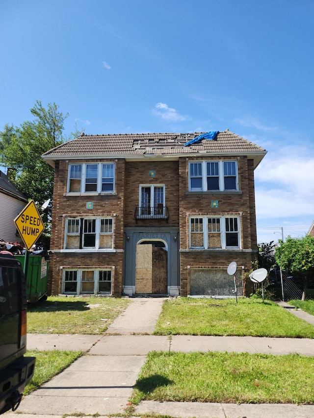 view of front of house featuring a front yard