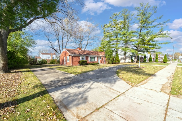 ranch-style home featuring a front lawn