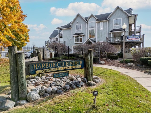 community sign featuring a yard