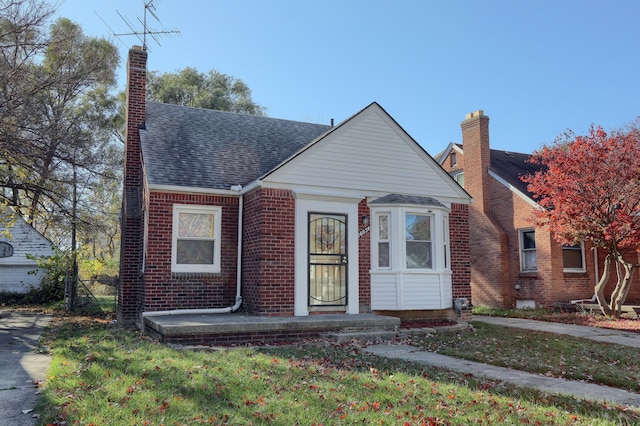 bungalow featuring a front yard