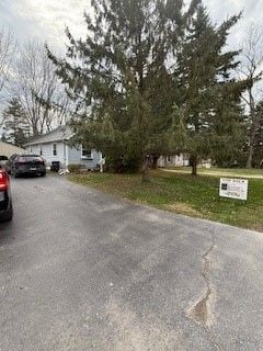 view of front of property featuring a front lawn