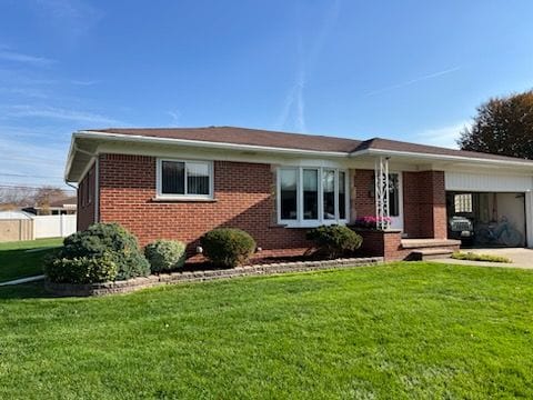 view of front of property featuring a front lawn