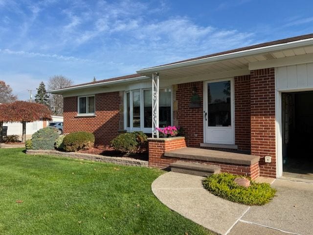 view of front of property featuring a front yard