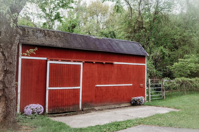 view of outbuilding featuring a lawn