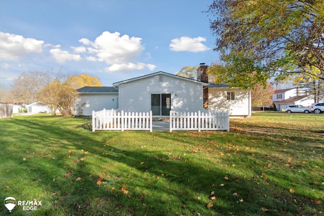 back of house featuring a lawn