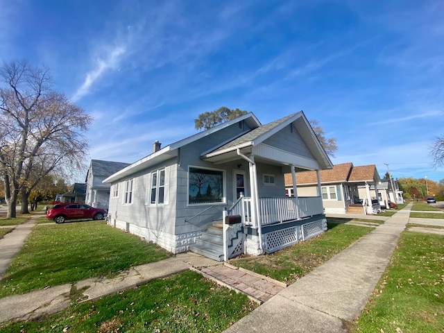 view of front facade featuring covered porch and a front yard