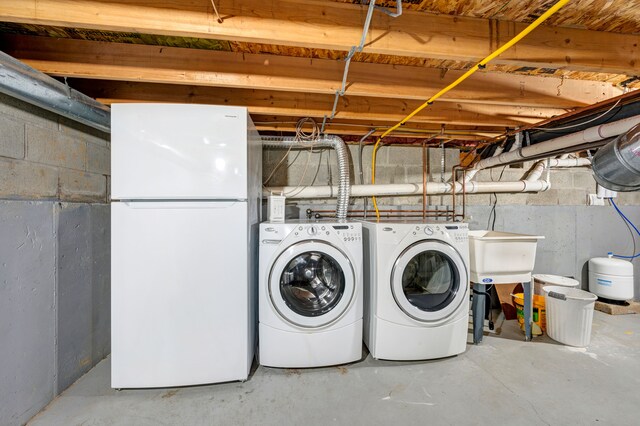 laundry room featuring sink and washing machine and dryer