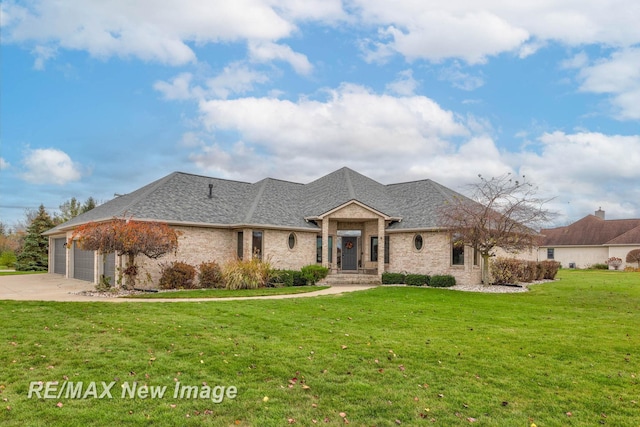 view of front of home featuring a garage and a front yard