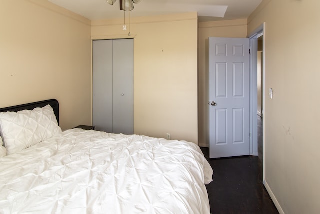 bedroom featuring crown molding and a closet