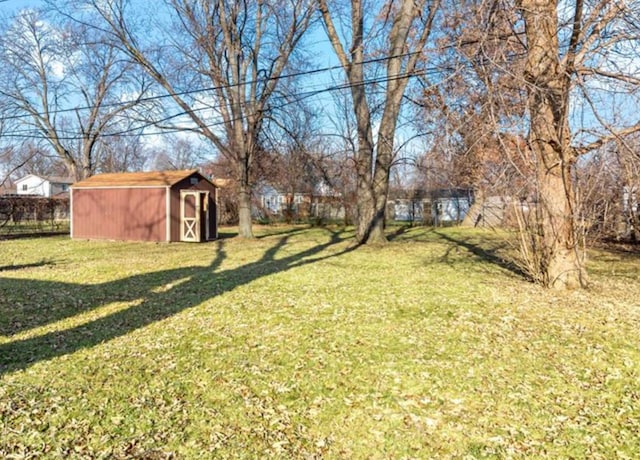 view of yard featuring a shed