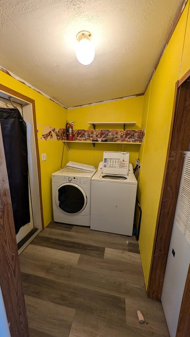 6259 N Custer Rd, Michigan, MI 49411 - laundry area with a heating unit, wood finished floors, a textured ceiling, and independent washer and dryer