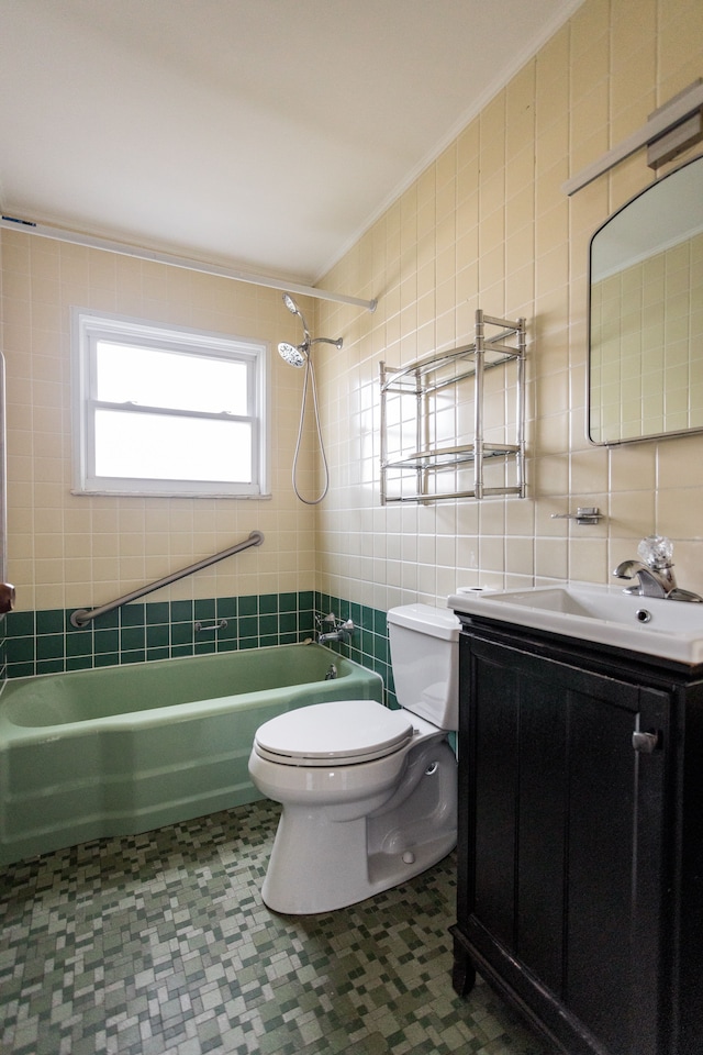 full bathroom featuring crown molding, tile walls, and toilet