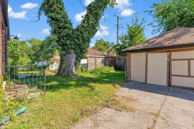 view of yard featuring a storage unit