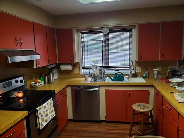 kitchen with dark wood-type flooring, stainless steel appliances, and sink