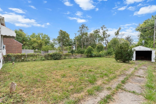 view of yard with an outbuilding