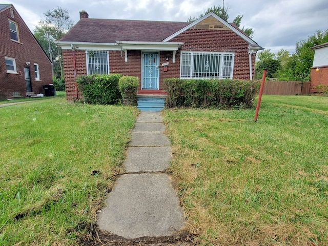 view of front facade featuring a front lawn