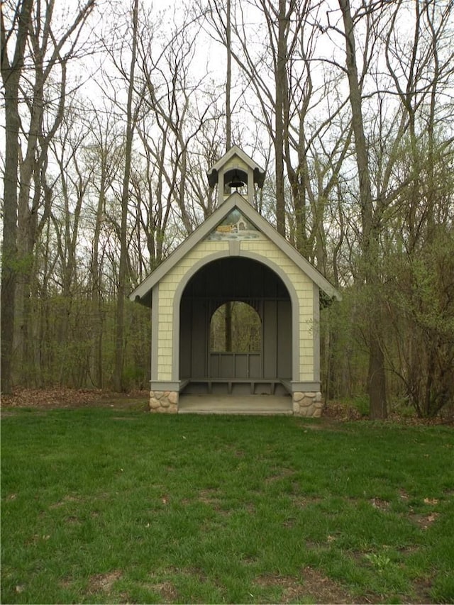 view of outbuilding featuring a lawn