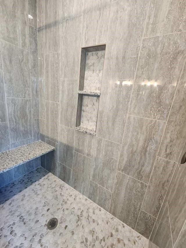 bathroom featuring a tile shower