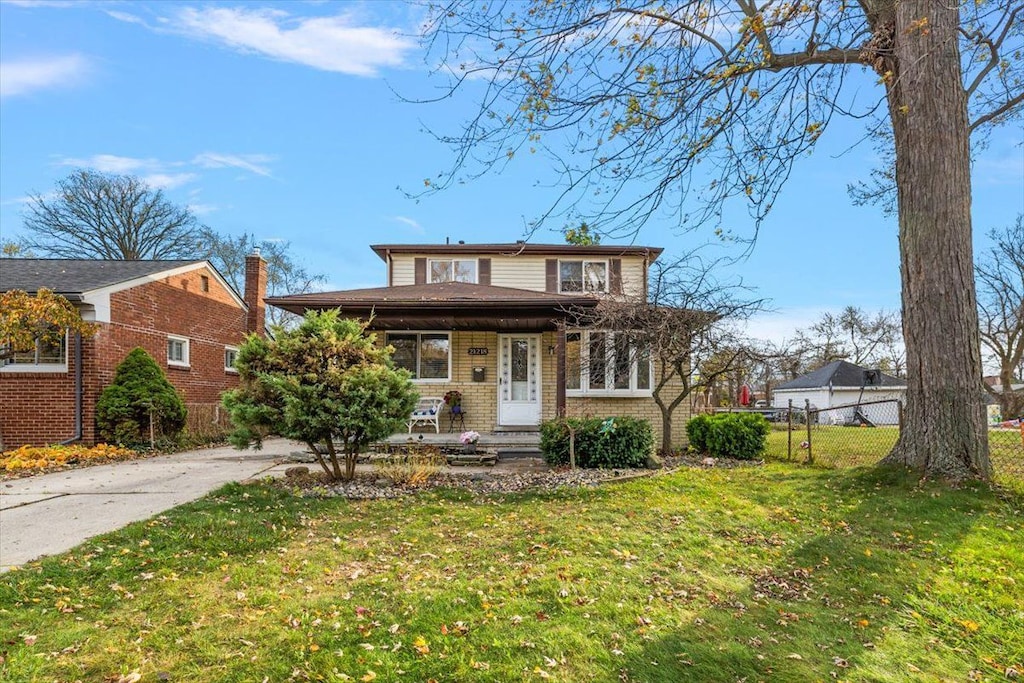 view of front of property with a front yard