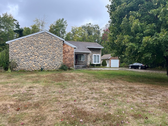 view of front of property featuring a front yard and an outdoor structure