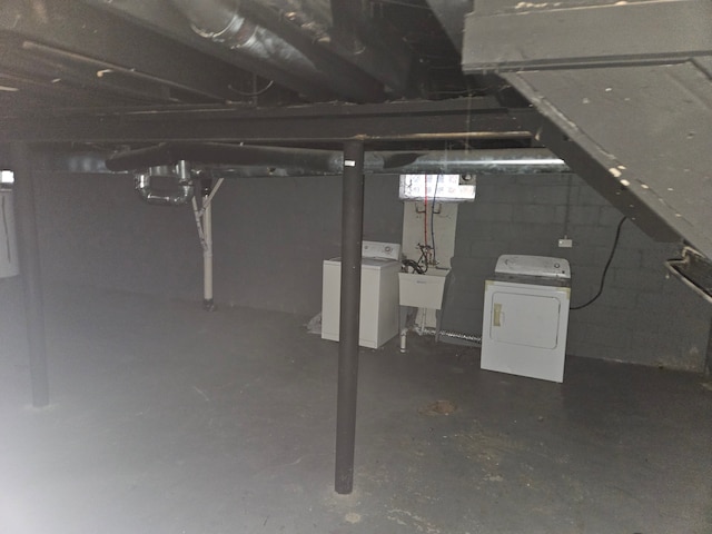 basement with sink and independent washer and dryer