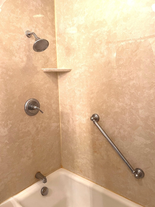 bathroom with tiled shower / bath