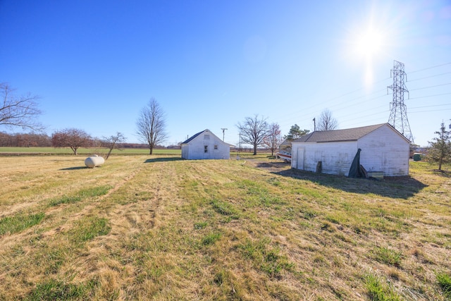 view of yard featuring a rural view