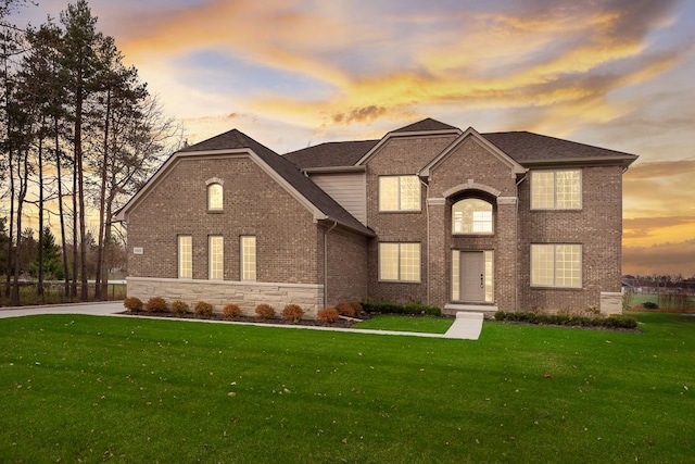 view of front of property featuring a yard