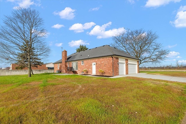 view of front of home featuring a front yard and a garage