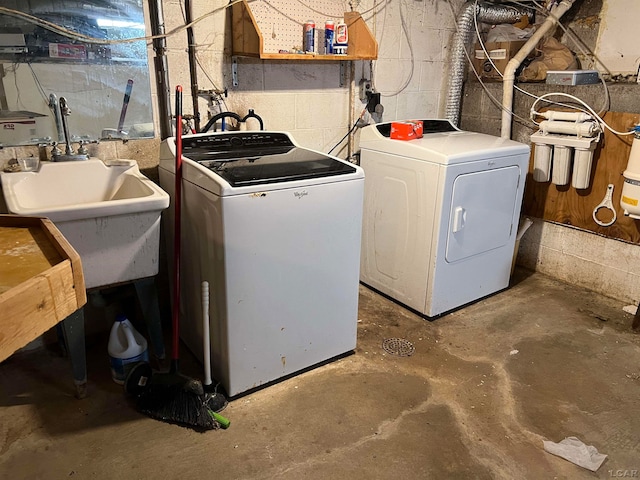 laundry room with washer and clothes dryer and sink