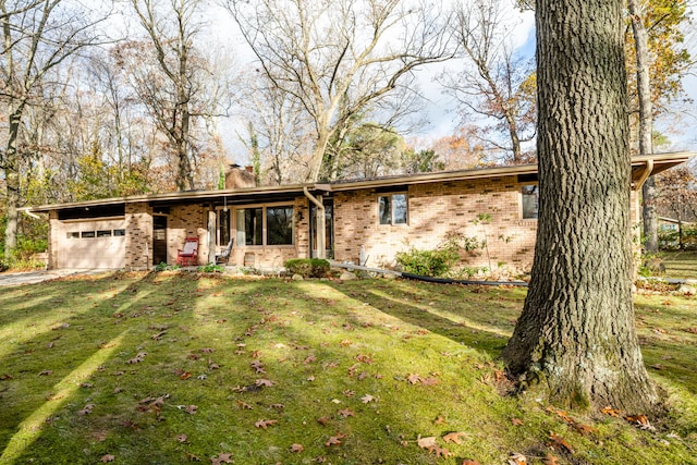 view of front facade featuring a front yard and a garage