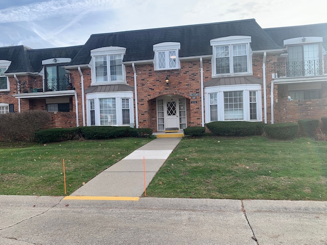 view of property featuring a front lawn