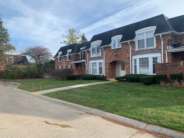 townhome / multi-family property featuring a front yard