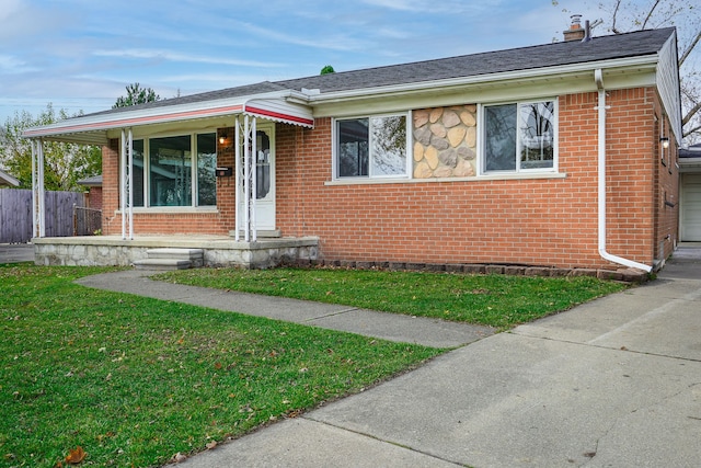 view of front of property featuring a front lawn