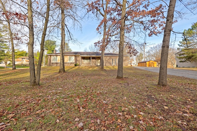 view of front of property with a front lawn