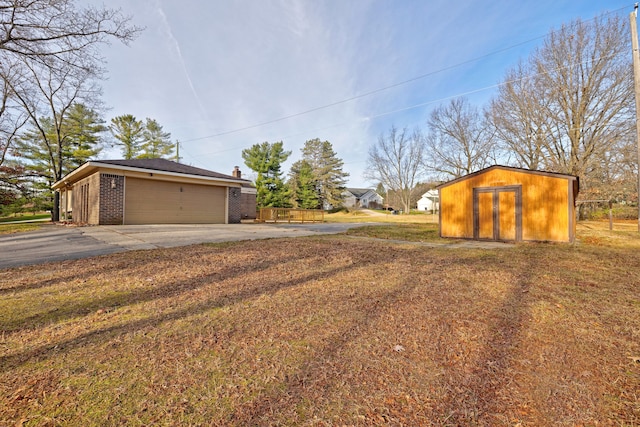 view of yard with a garage and an outdoor structure