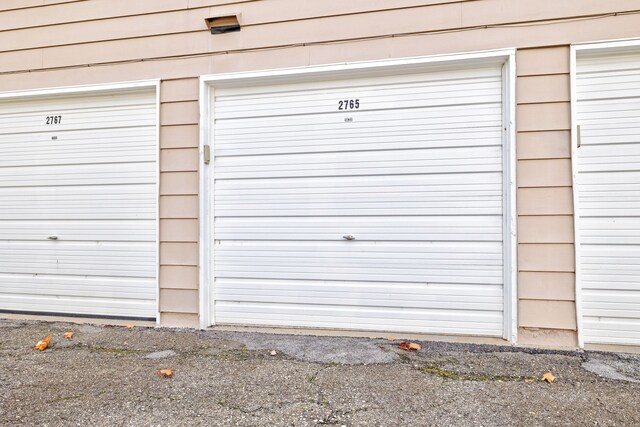 2765 Fox Hollow Ct, Lake Orion, MI 48360 - view of garage
