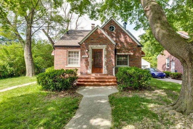 view of front of house featuring a front yard