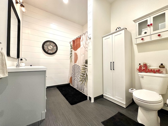 bathroom with vanity, a shower with shower curtain, and toilet