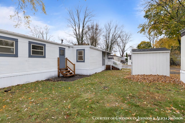 view of front of property featuring a shed and a front yard