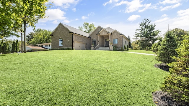 view of front of property featuring a front yard