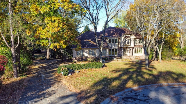 view of front facade with a front yard