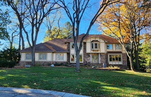 view of front of house with a front lawn