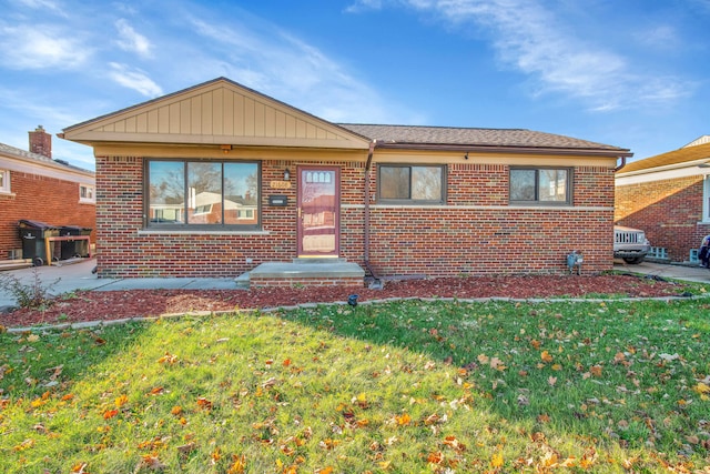 view of front of property with a front yard