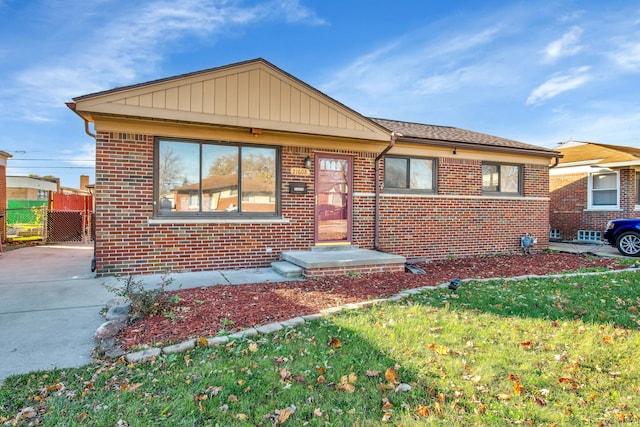 view of front of property with a front yard