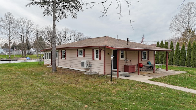 view of front of property featuring a patio and a front lawn