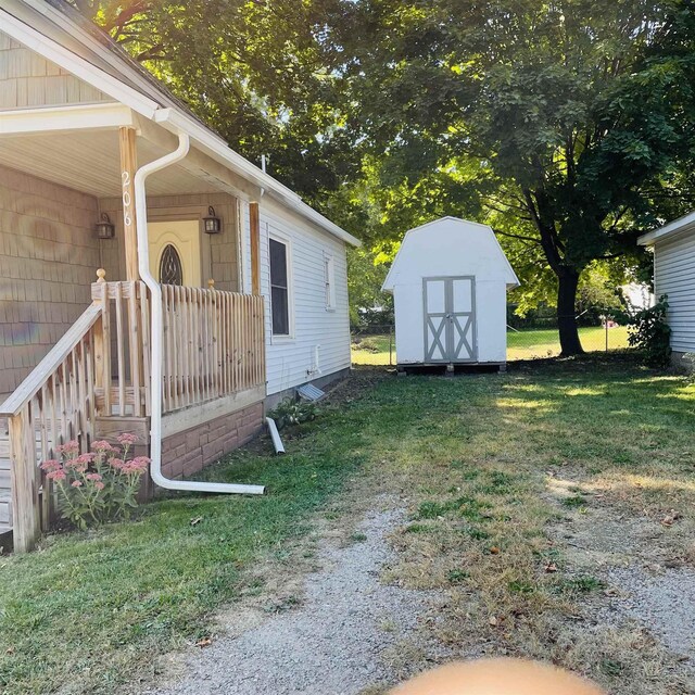 view of yard featuring a storage unit